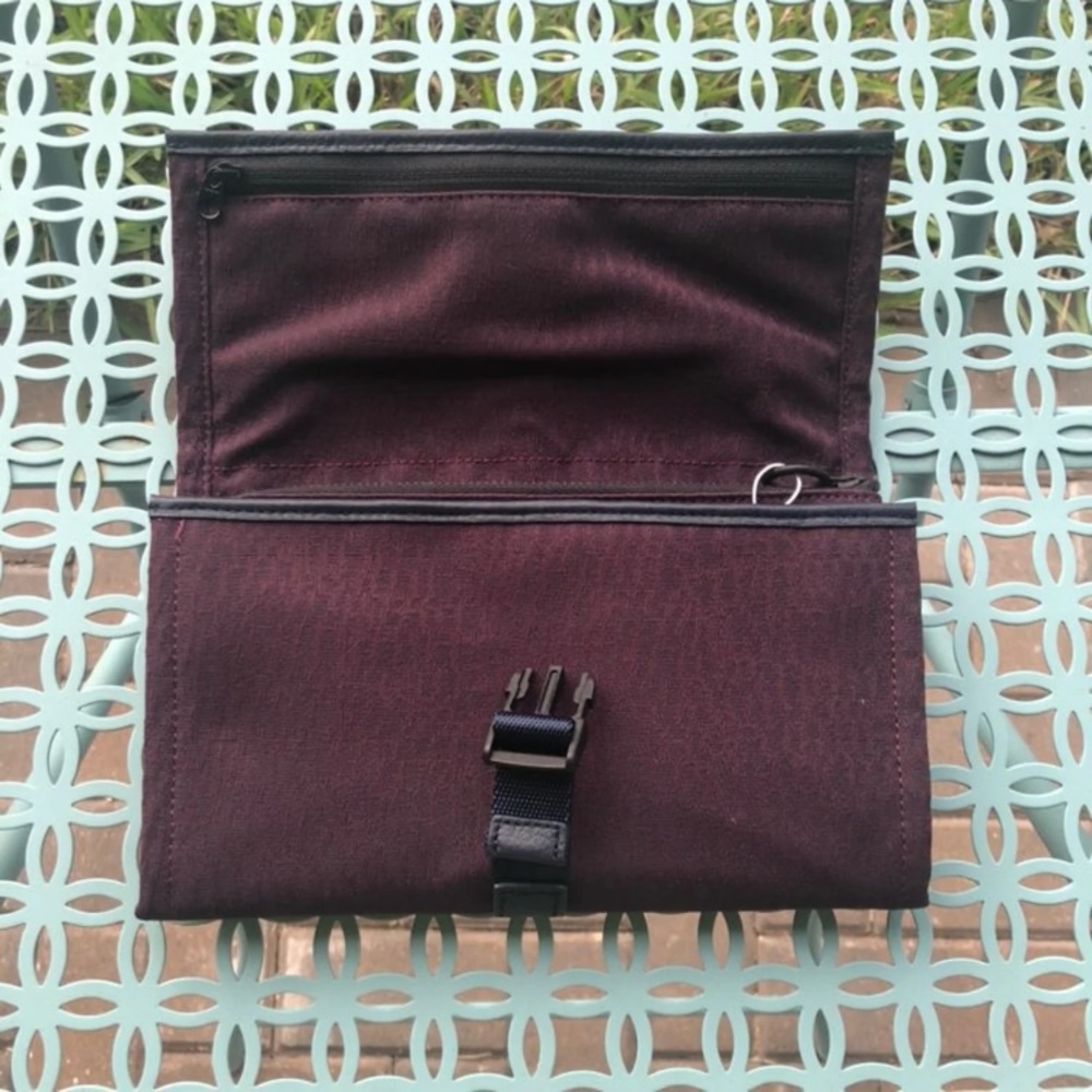 Lululemon Test of Time Travel Wallet - PLAA - Picture 2 of 6
